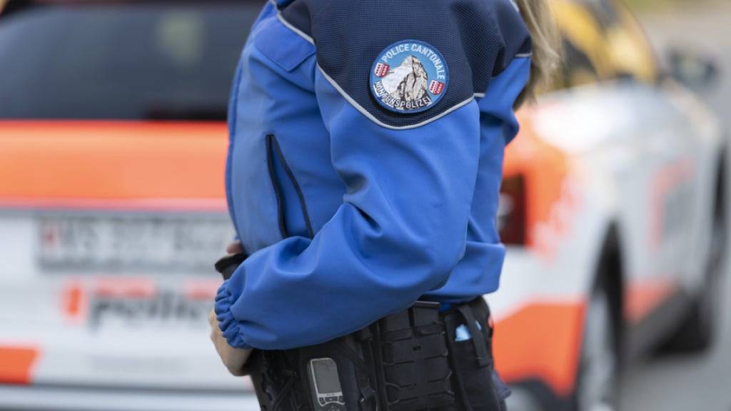 Die Walliser Staatsanwaltschaft hat in Zusammenarbeit mit der Kantonspolizei Ermittlungen aufgenommen, um die Umstände des Unfalls in Raron zu klären. (Symbolbild)