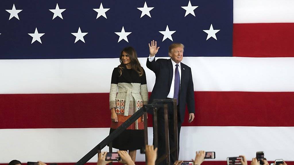 Beginn seiner Asienreise: US-Präsident Donald Trump und seine Frau vor US-Soldaten in Japan.