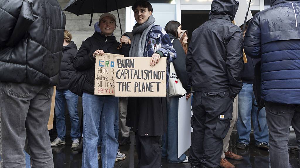 Rund 600 Personen gingen in Zürich für den Klimaschutz auf die Strasse ...