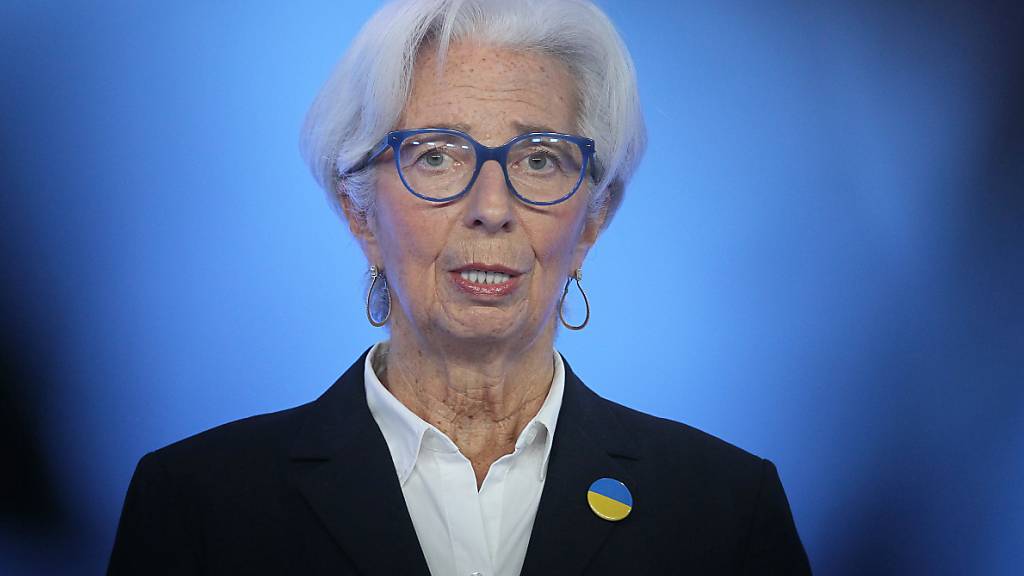 Die Europäische Zentralbank unter der Leitung von Christine Lagarde trägt laut Ökonomen mit ihrer nach wie vor lockeren Geldpolitik zum Inflationsanstieg bei. (Archivbild)