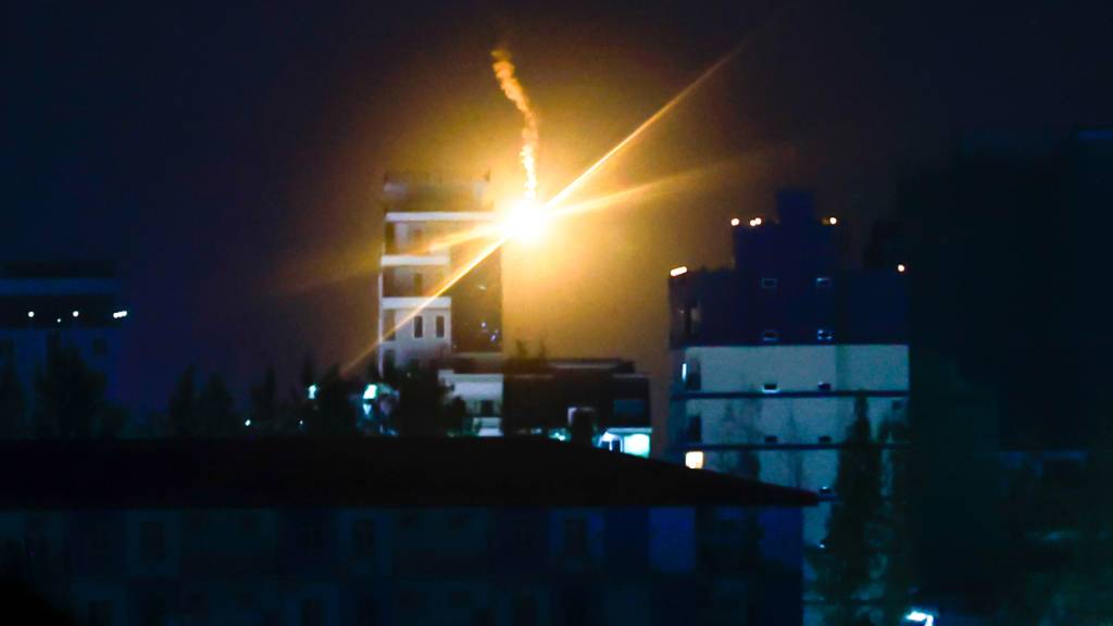 dpatopbilder - Von thailändischen Streitkräften abgefeuerte Leuchtraketen nach Zusammenstößen zwischen thailändischen und kambodschanischen Soldaten. Foto: Wason Wanichakorn/AP/dpa