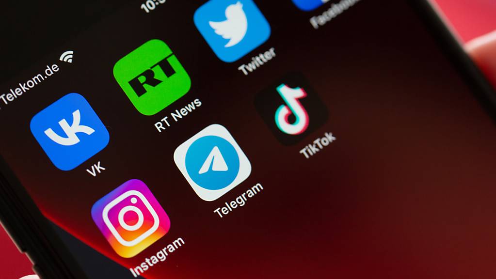 Auf dem Bildschirm eines Smartphones sind die Logos der Apps VKontakte (oben l-r), Twitter, RT News, Facebook, Instagram (unten l-r), Telegram und TikTok zu sehen. Foto: Fernando Gutierrez-Juarez/dpa-Zentralbild/dpa