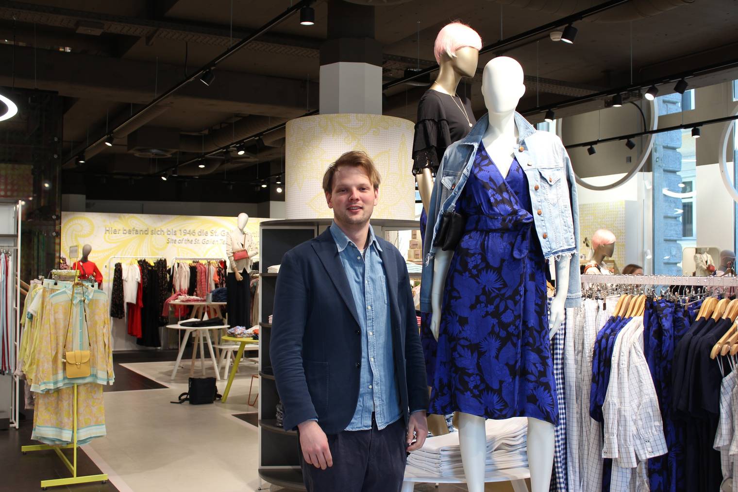 Lukas Weber, Geschäftsleitungsmitglied von «Mode Weber», über die aktuellen Modetrends. (Bild: FM1Today/Linda Aeschlimann)