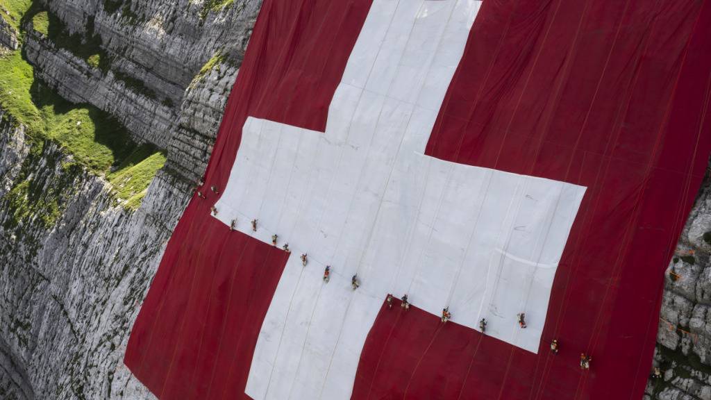 Höhenarbeiter entrollten am 31. Juli 2024 die 80 mal 80 Meter grosse Schweizerfahne an der Nordwand des Säntis. (Archivbild)
