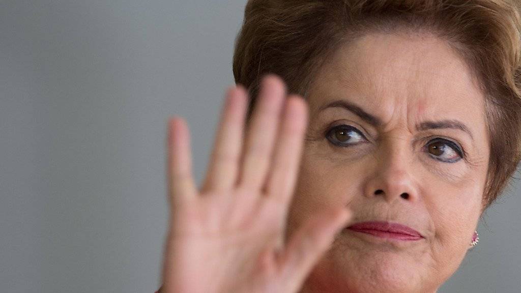Die brasilianische Präsidentin Dilma Rousseff bei einem Empfang in Brasilia. Das brasilianische Parlament leitete die ersten Schritte zu ihrer Amtsenthebung ein.