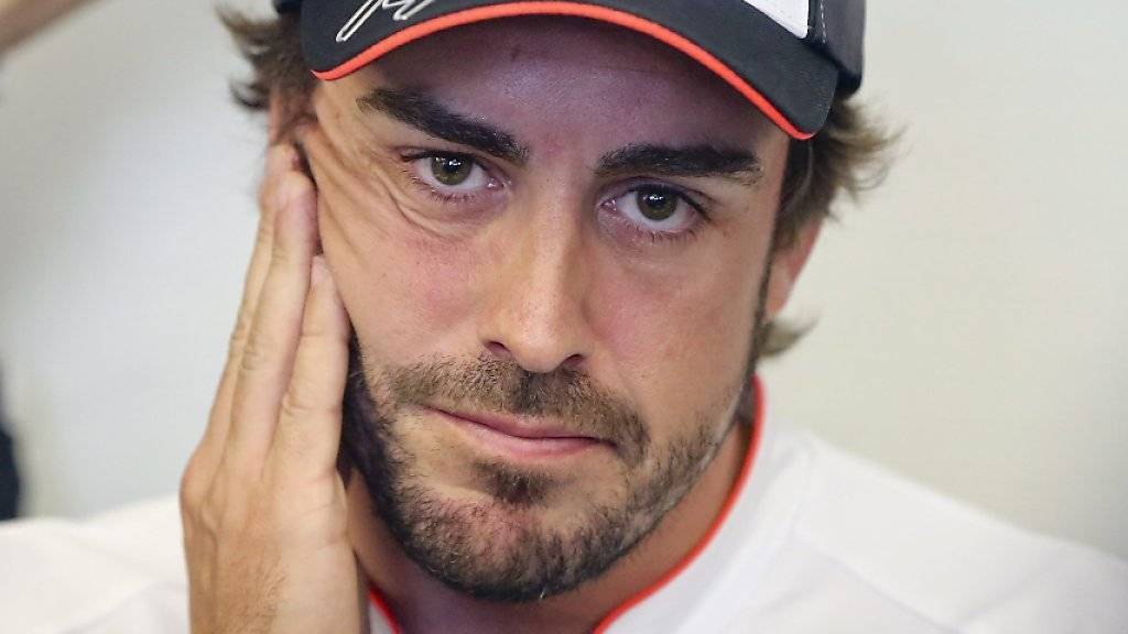 Fernando Alonso gibt den Reportern Auskunft