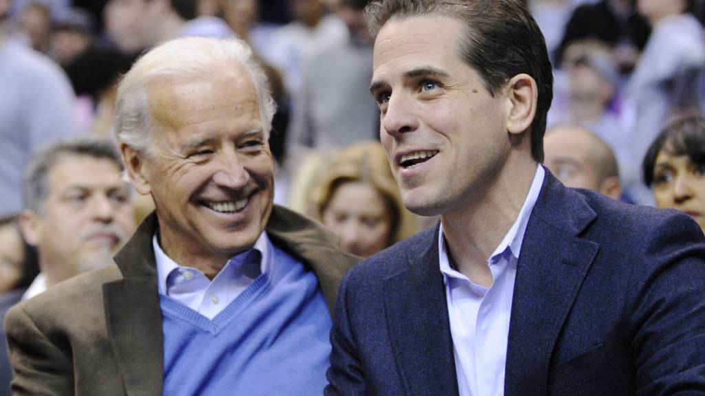 ARCHIV - Joe Biden (l), damals Vizepräsident der USA, und sein Sohn Hunter Biden sehen sich ein NCAA-Basketballspiel an. (Archivbild) Foto: Nick Wass/AP/dpa
