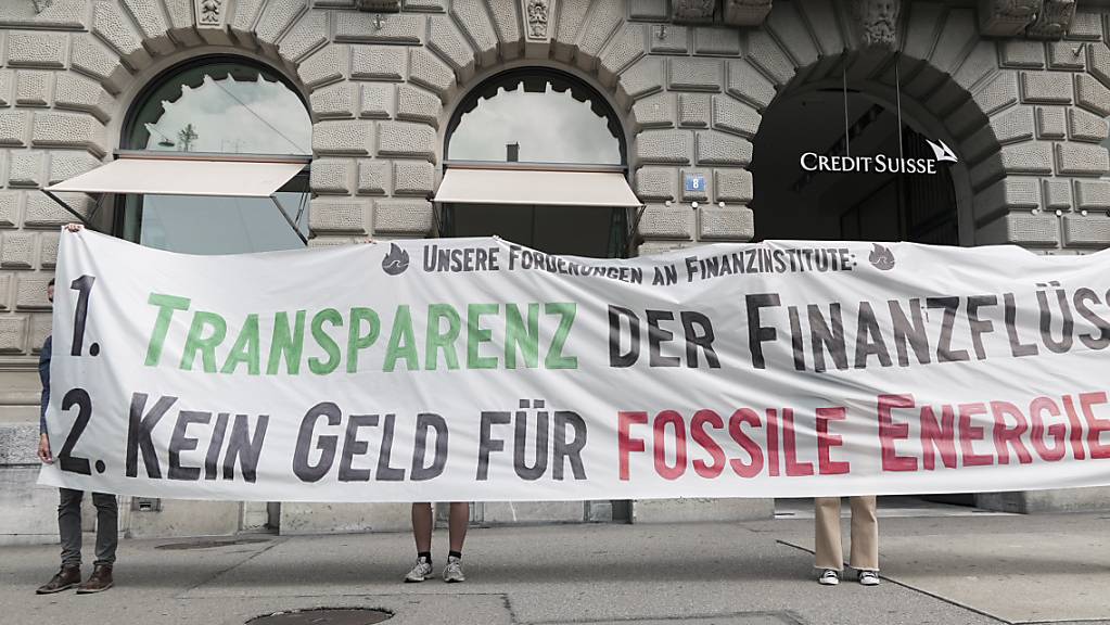 Klimaaktivisten haben am Montag auf dem Zürcher Paradeplatz ihre Forderungen an den Schweizer Finanzplatz formuliert: Investitionen in fossile Energien sollen sofort gestoppt und die Finanzflüsse in diesen Sektor offengelegt werden.