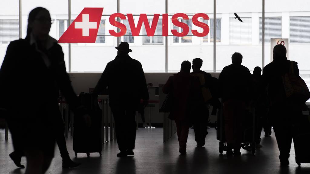 Menschen bewegen sich am Check-In Schalter der Fluggesellschaft Swiss am Flughafen in Zuerich, aufgenommen am Donnerstag, 14. Dezember 2017.