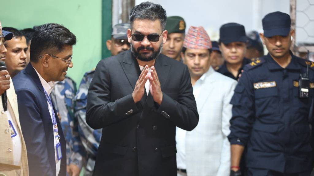 ARCHIV - Balendra Shah (M),ehemaliger Bürgermeister der Stadt Kathmandu und Premierministerkandidat der Rastriya Swatantra Partei, nimmt nach seinem Sieg seine Siegerurkunde entgegen. Shah wurde am 27.3. als neuer Regierungschef vereidigt.  (zu dpa: «Ex-Rapper ist Nepals neuer Regierungschef») Foto: Niranjan Shrestha/AP/dpa