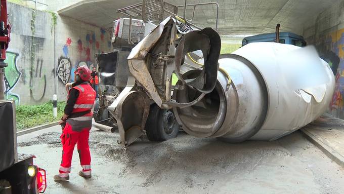 Mischtrommel kippt von Lastwagen – Beton läuft auf Strasse