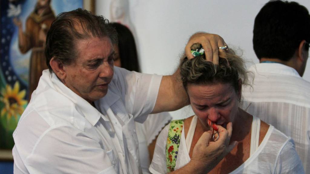 «Wunderheiler» João Teixeira de Faria bei einer spirituellen Operation einer Frau im brasilianischen Abadiania. (Archivbild)