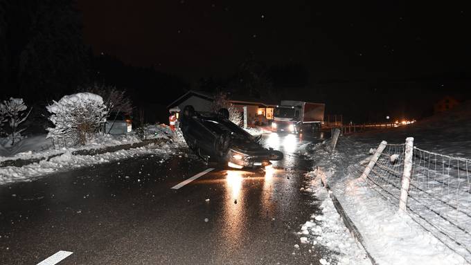Auto landet auf Dach – Lenker (46) bleibt unverletzt
