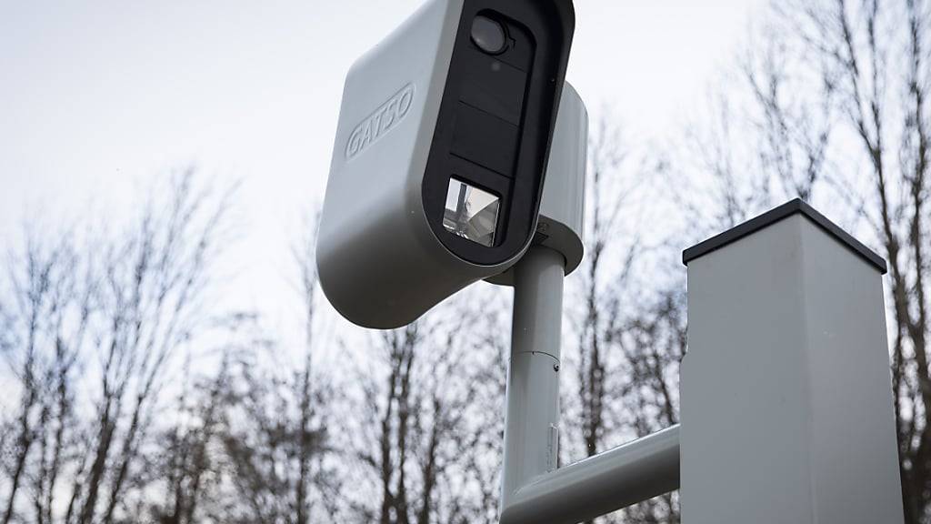 Mehrfach ist ein Deutscher wegen überhöhter Geschwindigkeit verurteilt worden. Nun wurde ihm die Fahrerlaubnis für die Schweiz aberkannt. (Symbolbild)
