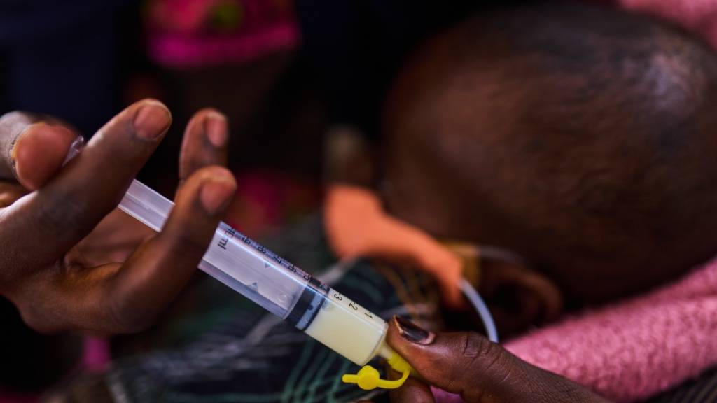 Eine Mutter füttert ihren Sohn, der wegen Unterernährung behandelt wird, im Stabilisierungszentrum eines Kinderkrankenhauses mit Babynahrung. Foto: Bernat Armangue/AP/dpa