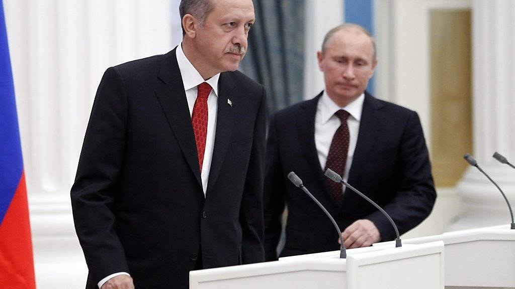 Keine Annäherung in Sicht: Versuche der Deeskalation gingen am Freitag ins Leere - der türkische Präsident Erdogan (l.) stellte zumindest ein Treffen mit seinem russischen Amtskollegen Putin in Paris in Aussicht (Archiv).