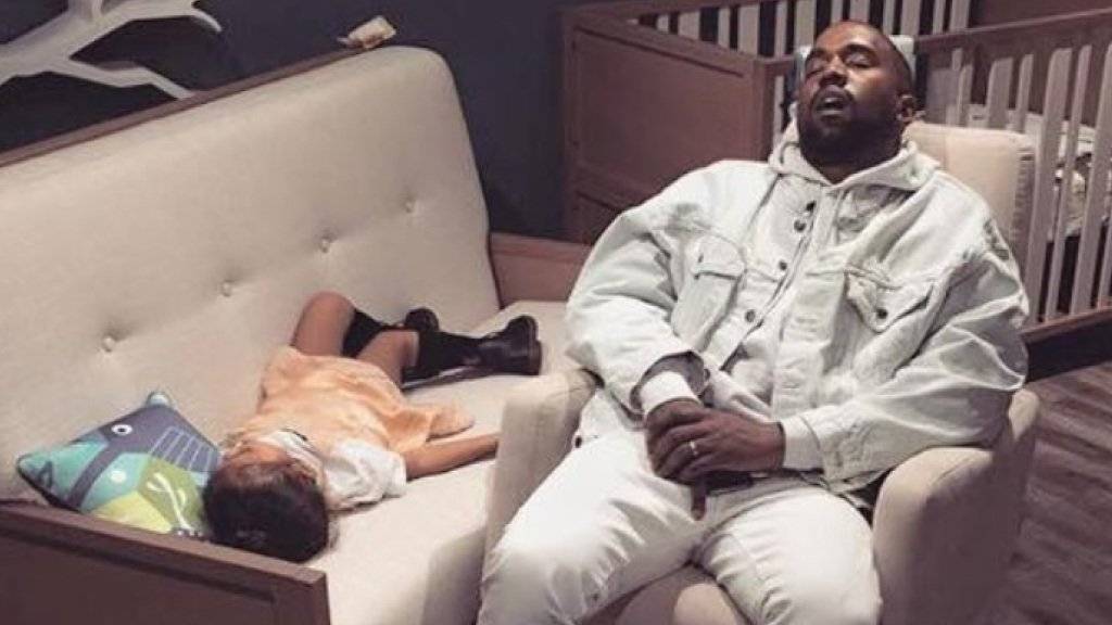 Dass Kanye West und seine Tochter beim Shoppen in aller Öffentlichkeit eingeschlafen sind, ist eine Sache - dass Mutter Kim Kardashian das unvorteilhafte Bild auf Facebook verbreitet, eine andere (Facebook).