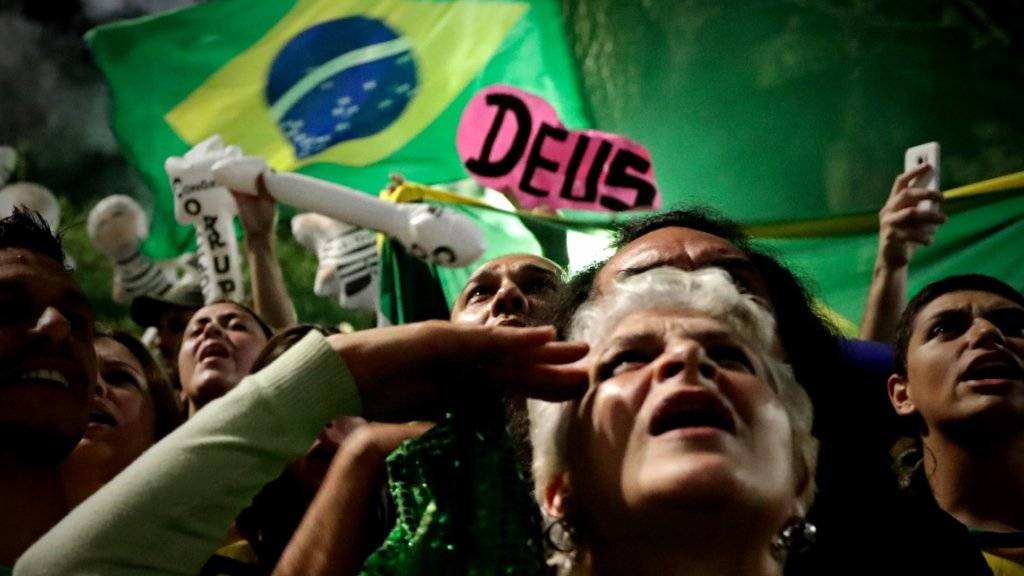 Anhänger Jair Bolsonaros feiern seinen Wahlsieg. (Bild: Fernando Bizerra/EPA)
