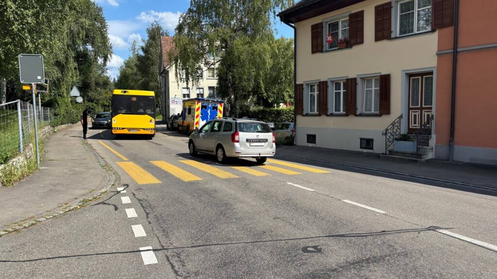 Ein 75-jähriger Lenker übersah eine Passantin, die gerade den Fussgängerstreifen überqueren wollte. Sie musste ins Spital gebracht werden.