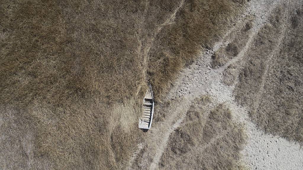 Aufgrund niedriger Niederschläge und ungewöhnlich hoher Temperaturen nähert sich der Pegel des Titicacasees zwischen Peru und Bolivien seinem historischen Tiefstand. Im Bild: Ein Teil des Sees Ende Juli 2023. (Archivbild)