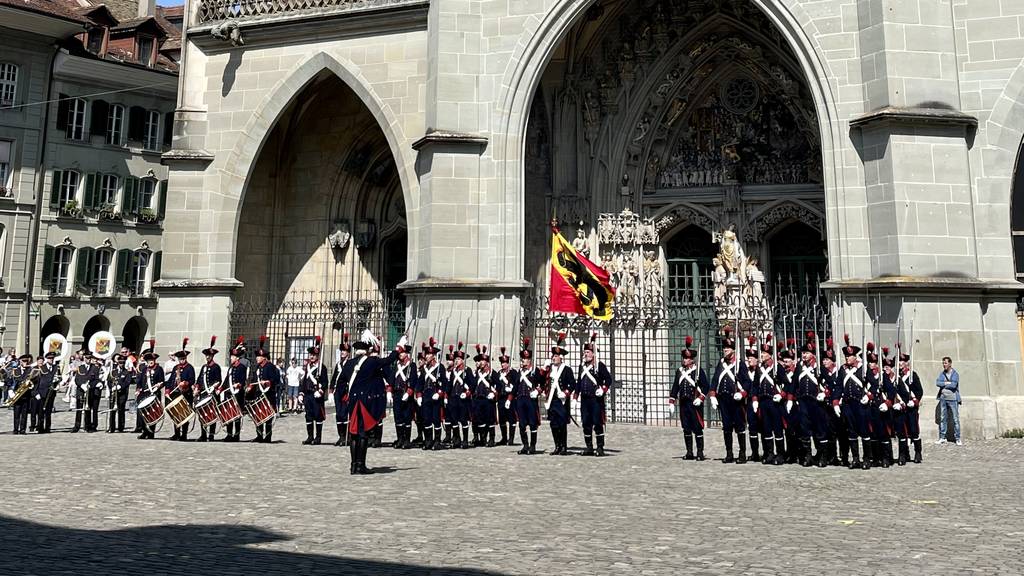 Auf dem Münsterplatz: Ehrenformation feiert 40-Jahr-Jubiläum