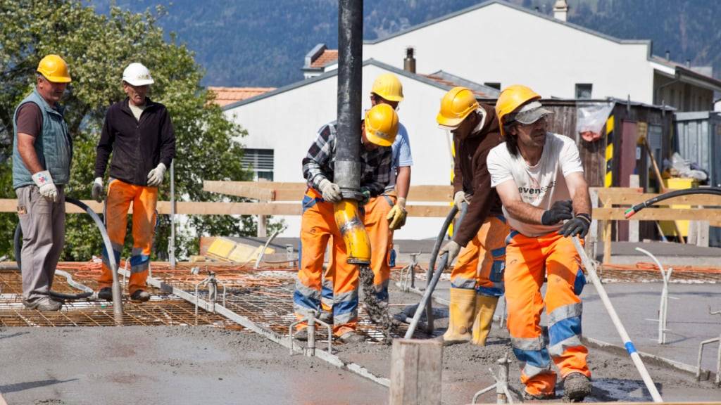 Die Experten gehen neu von tieferen Anlage- und Ausrüstungsinvestitionen für 2026 aus. Unverändert bleiben die Erwartungen bei den Bauinvestitionen. (Archivbild)