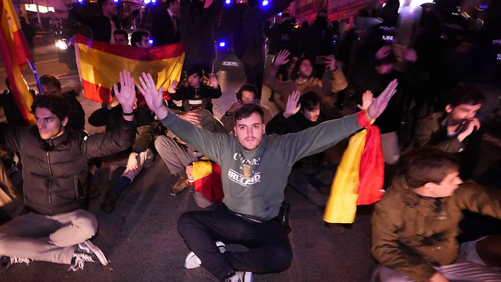 dpatopbilder - Demonstranten blockieren die Straße während einer Demonstration gegen die Amnestie am Sitz der Sozialistischen Partei in Madrid, Spanien. Der amtierende sozialistische Ministerpräsident Spaniens Sánchez wurde in einer Parlamentsabstimmung von einer Mehrheit der Abgeordneten zur Bildung einer neuen linken Koalitionsregierung gewählt. Die Abstimmung erfolgte nach einer fast zweitägigen Debatte zwischen den Parteiführern, die sich fast ausschließlich um eine höchst umstrittene Amnestie für die katalanischen Separatisten drehte, der Sánchez zugestimmt hatte, um im Gegenzug für seine Wiederwahl zum Ministerpräsidenten wichtige Unterstützung zu erhalten. Foto: Manu Fernandez/AP/dpa