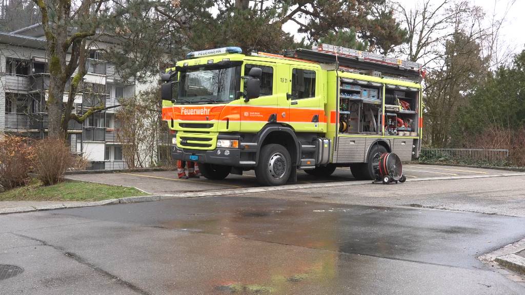 Zwei Personen müssen nach Wohnungsbrand im Zürcher Kreis 2 ins Spital