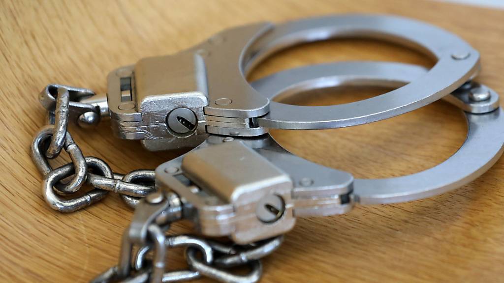 Die Zürcher Justizbehörden haben einen 60-jährigen Türken wegen schwerer Geldwäscherei verhaftet und angeklagt: Er ist geständig, 10,5 Millionen Franken gewechselt und anonym transferiert zu haben. (Symbolbild)