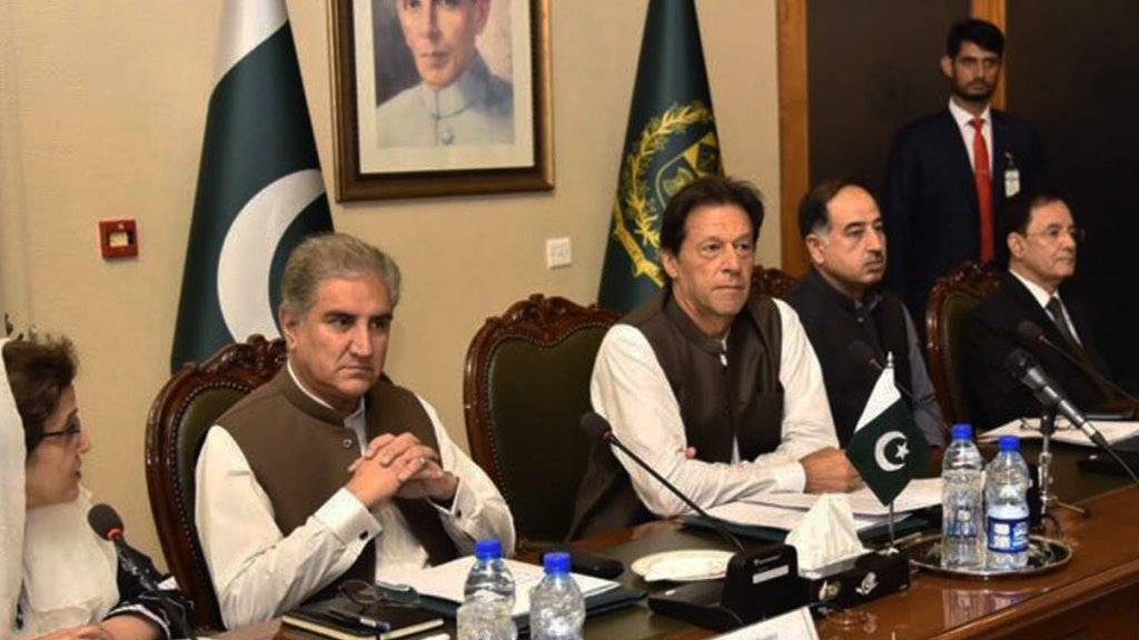Der pakistanische Ministerpräsident Imran Khan (Mitte) hält eine Verbesserung der Beziehungen zu Indien für notwendig, um regionalen Frieden herzustellen und die Wirtschaft Pakistans zu beleben.