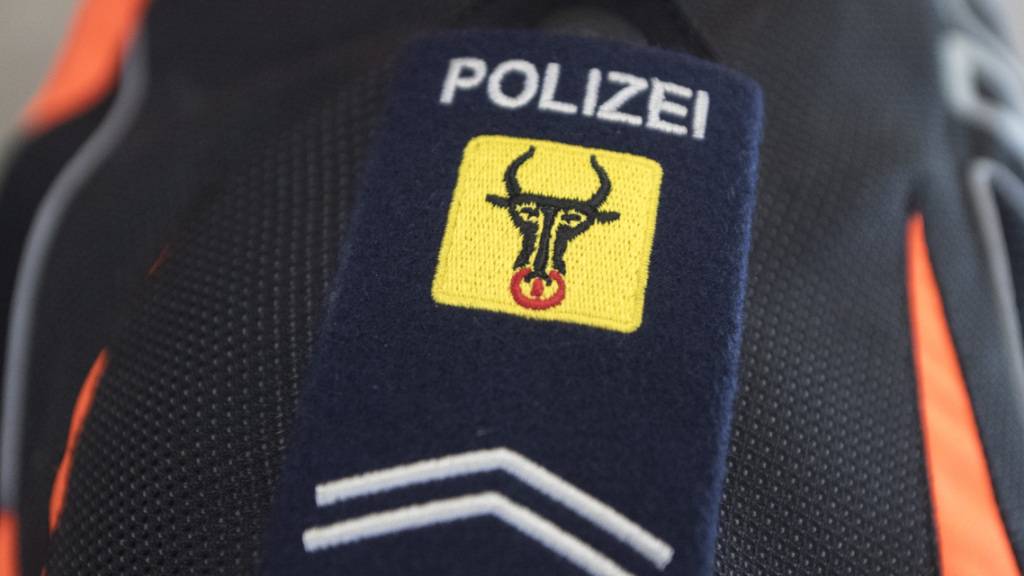 Nach einer seitlichen Kollision zweier überholender Autos musste die Kantonspolizei Uri am Freitagnachmittag ausrücken. (Symbolbild)