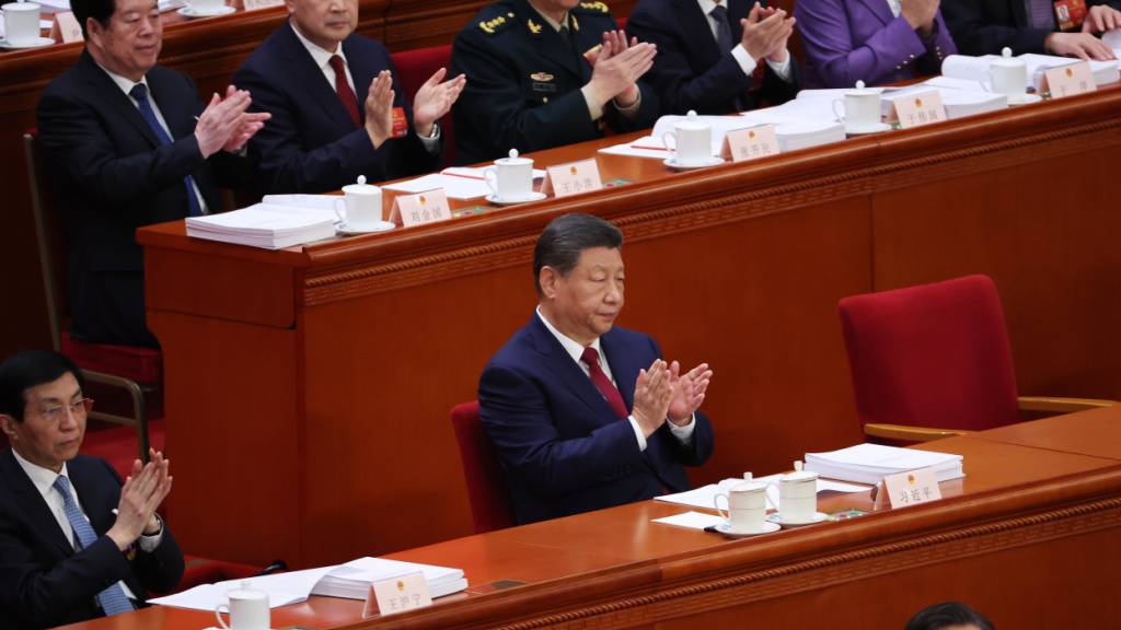 Beim Volkskongress legt Peking ein Wirtschaftsziel von 4,5 bis 5 Prozent vor. Eine Immobilienkrise, schwacher Konsum und globale Konflikte belasten die zweitgrösste Volkswirtschaft der Welt weiterhin.