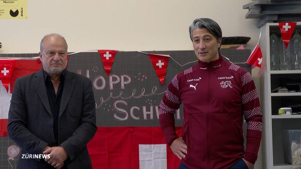 Nati-Trainer Murat Yakin besucht eine 4. Klasse der Primarschule Hardau