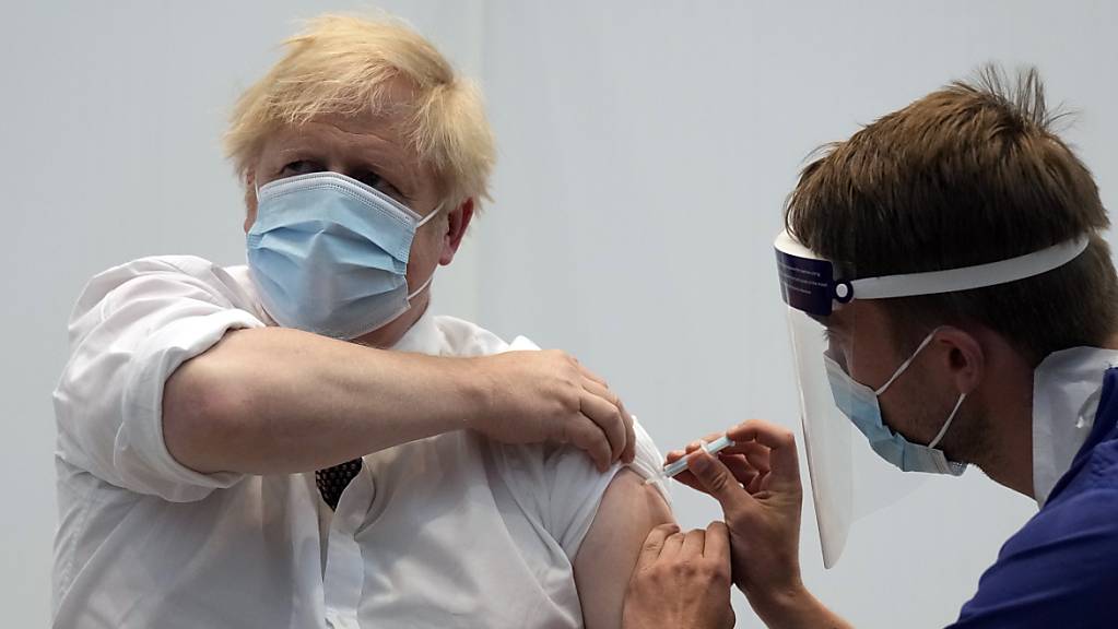 ARCHIV - Boris Johnson, Premierminister von Großbritannien, erhält seine zweite Impfung mit dem Corona-Impfstoff von AstraZeneca von James Black im Francis Crick Institute. Foto: Matt Dunham/AP/dpa