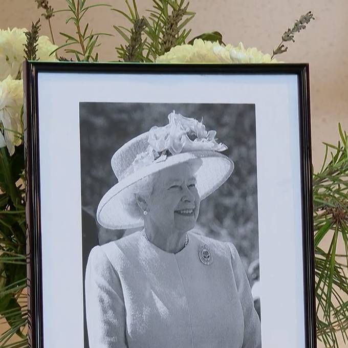 In der Schweiz lebende Briten nehmen in Zürich Abschied von der Queen