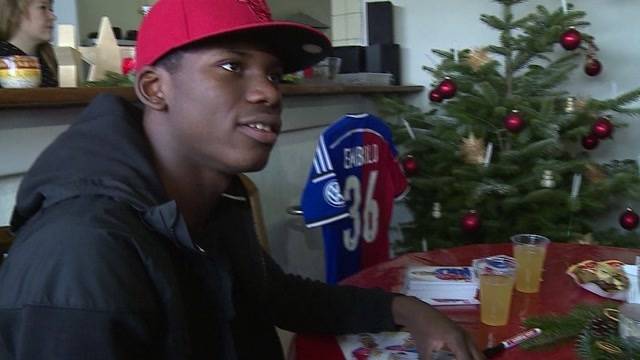 Starstürmer Breel Embolo verkauft Weihnachtsbäume