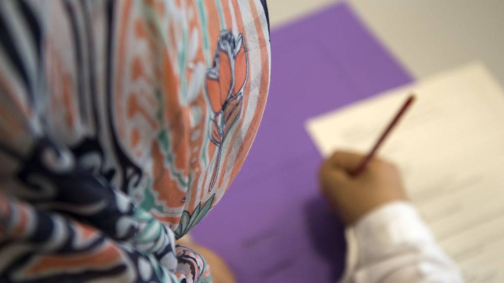 Mitte-Kantonsratsmitglieder stellen der Regierung Fragen unter anderem zum Tragen von Kopftuch an Schulen. (Symbolbild)