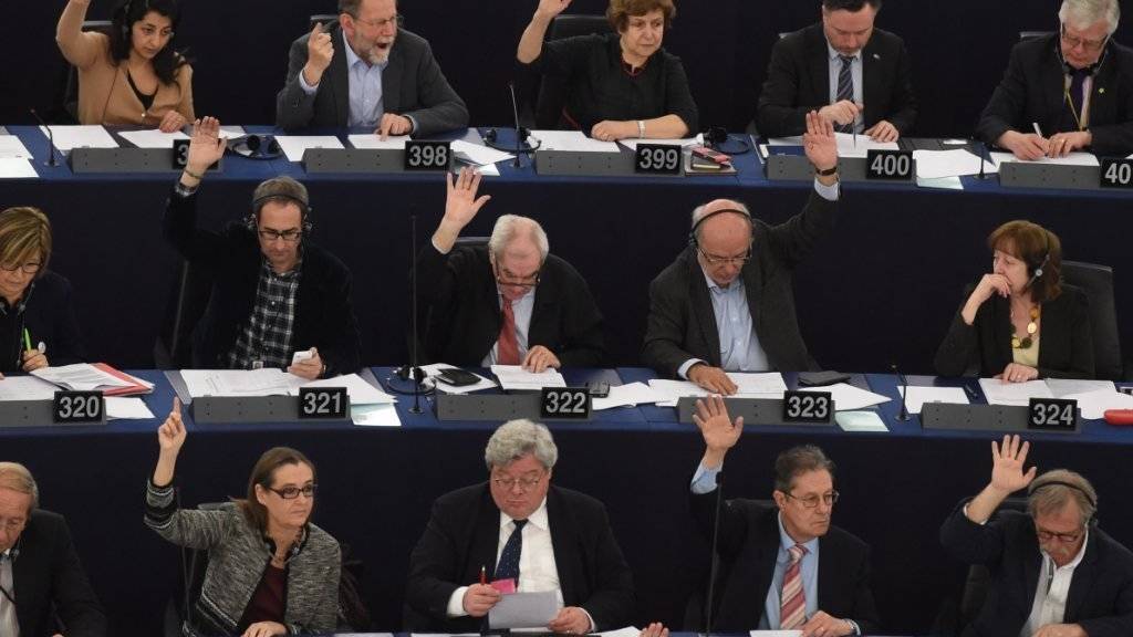 «Problematisch», Blanko-Scheck", «Ablasshandel»: Das EU-Parlament ist unzufrieden mit der Abmachung, die am EU-Gipfel mit der Türkei vereinbart wurde.