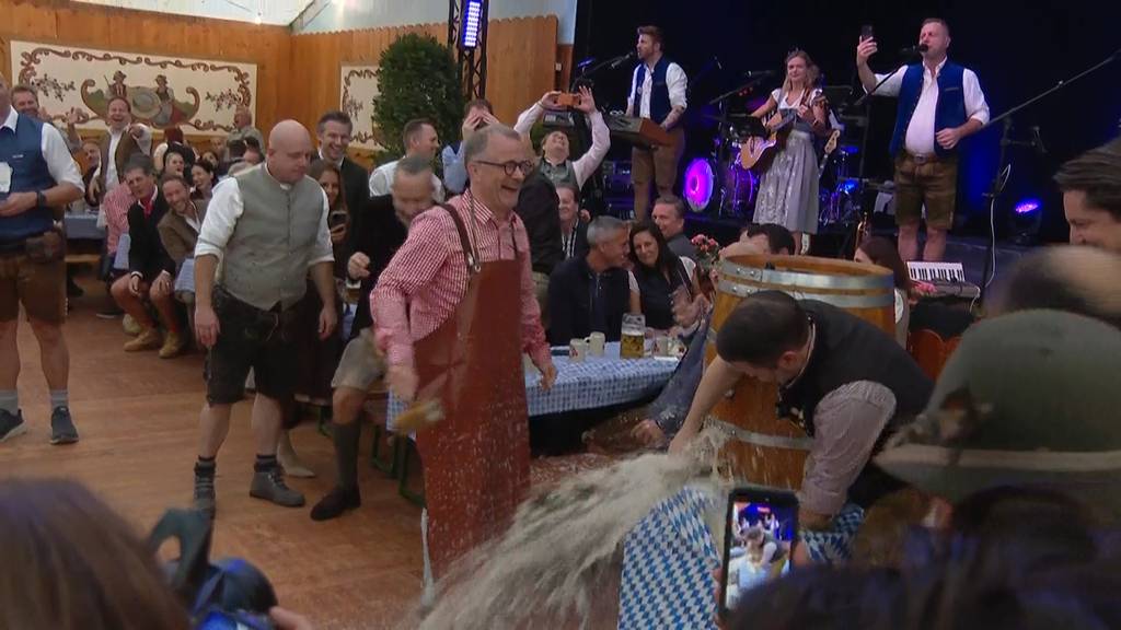 Raphael Golta kassiert beim Fassanstich auf dem Bauschänzli eine Bierdusche