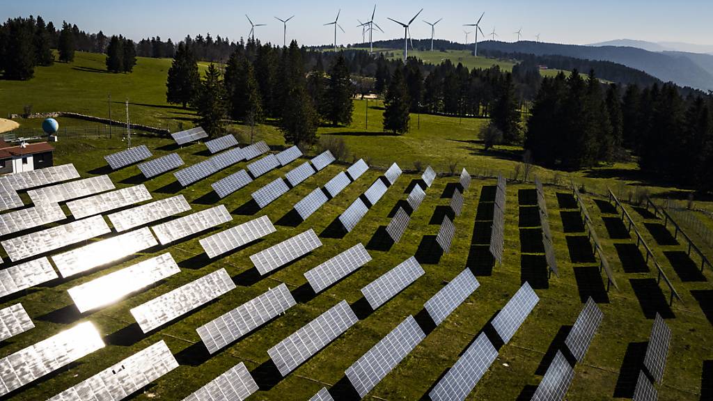 Windräder und Solaranlagen am Mont Soleil in Saint-Imier BE: Wie eine Studie zeigt, führte ein Mehr an öffentlicher Nachfrage zu mehr Klimapolitik. (Themenbild)