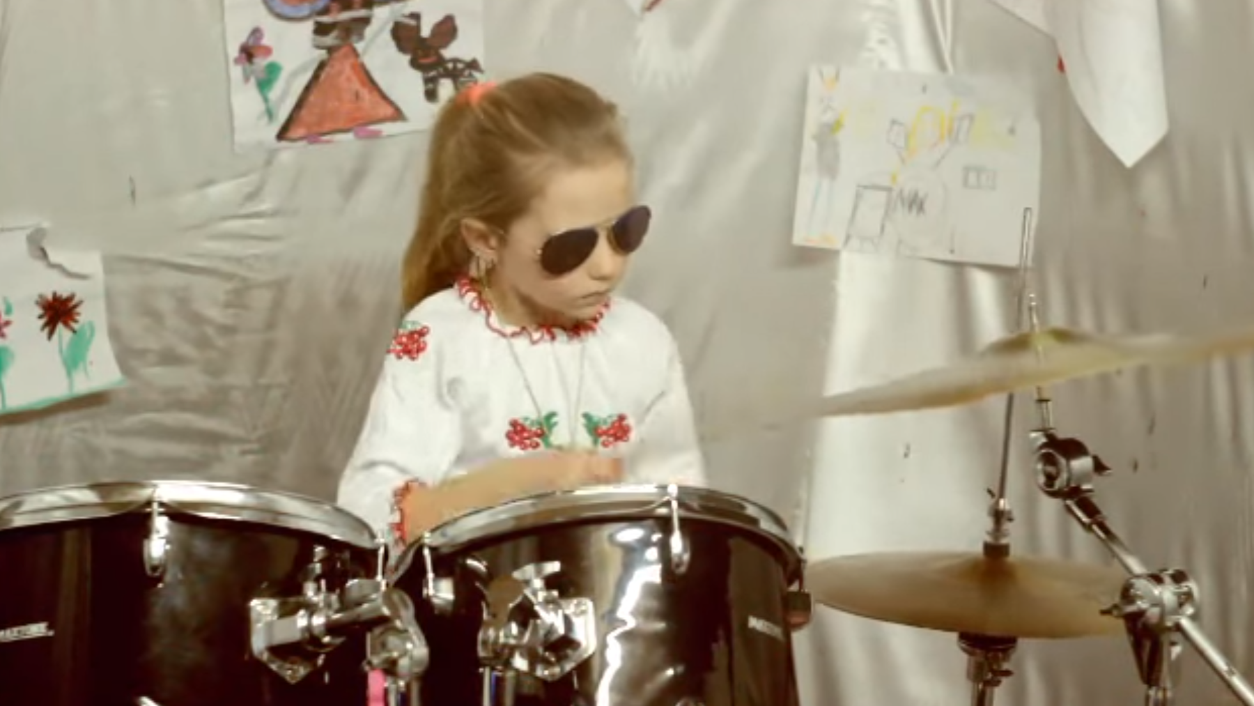 Die 7-jährige Katia geht mit ihrem coolen Drum-Video weltweit viral.