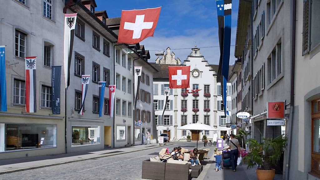 Das Rathaus in der Altstadt von Aarau. Der Kanton hat jetzt über 700'000 Einwohnerinnen und Einwohner. (Archivbild)