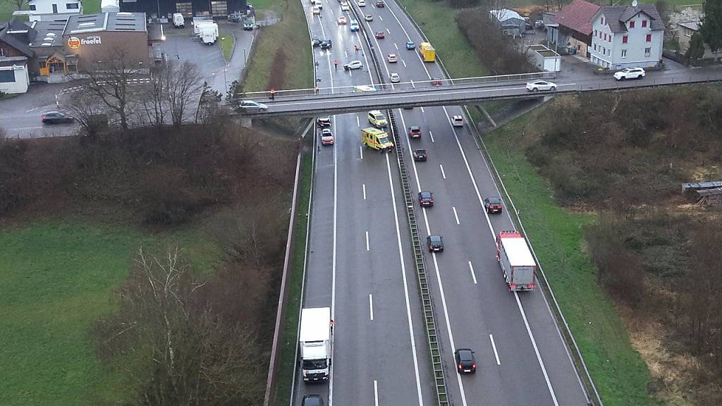 Mehrere Kollisionen auf der Autobahn A1 von Wil in Richtung St.Gallen führten am Montagmorgen zu drei Verletzten und einem kilometerlangen Stau.