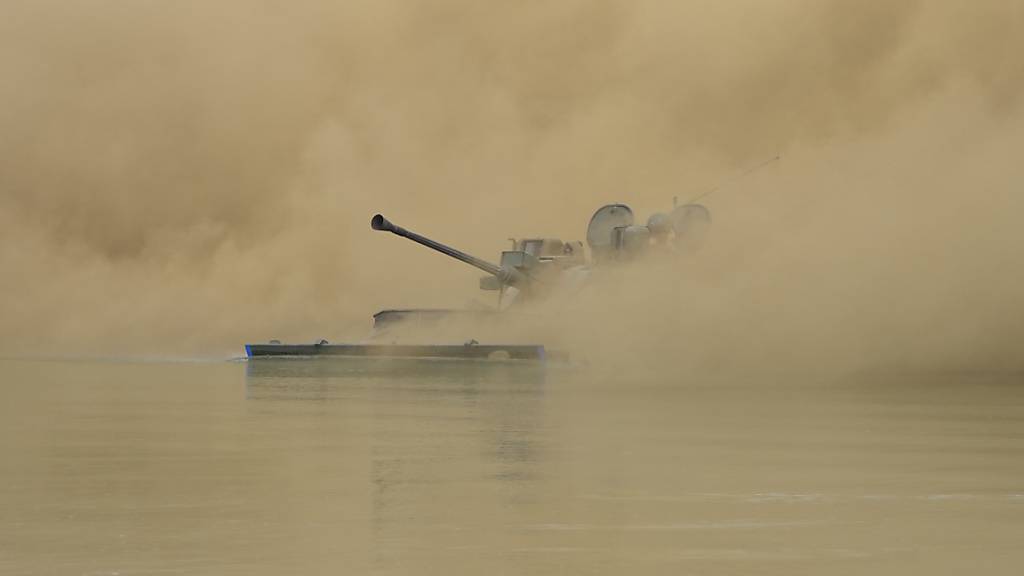 ARCHIV - Der südkoreanische Schützenpanzer K21 fährt im Rahmen der Militärübung «Freedom Shield» in einer Rauchwolke ans Ufer. Foto: Lee Jin-man/AP/dpa