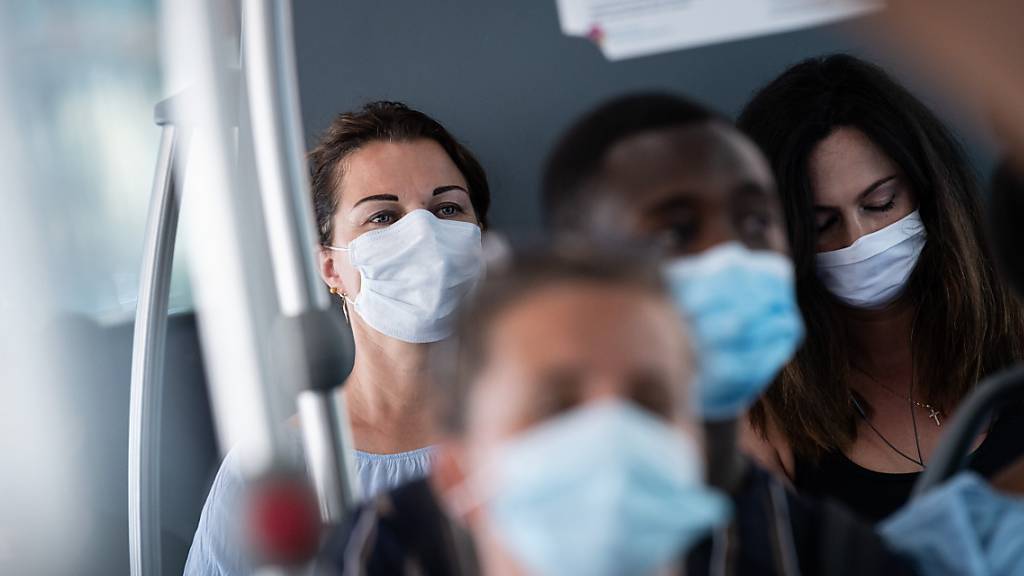In der Schweiz herrscht nach der Aufhebung der meisten Massnahmen gegen das Coronavirus im öffentlichen Verkehr eine Maskenpflicht. (Archivbild)
