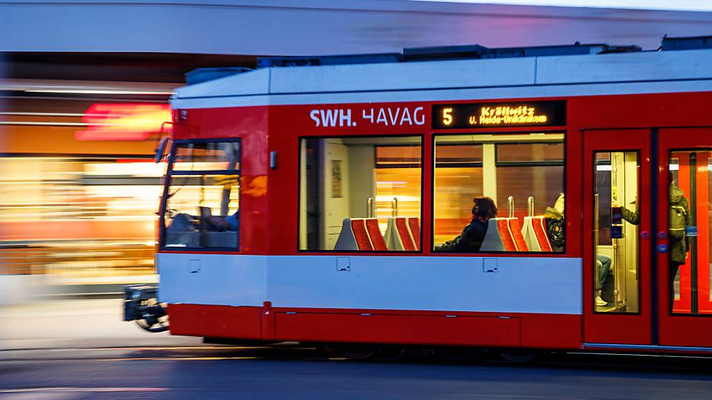 Fahrgäste sitzen im morgendlichen Berufsverkehr in einer Strassenbahn in Halle (D). (Archivbild)