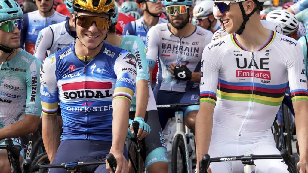 Remco Evenepoel (links) und neben ihm sein grosser Rivale Tadej Pogacar
