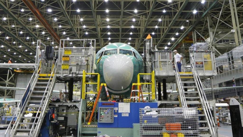 Fertigungshalle von Boeing in Renton im US-Bundesstaat Washington: Der amerikanische Flugzeugriese setzt nach zuletzt durchzogenem Geschäft den Sparhebel an (Archiv).