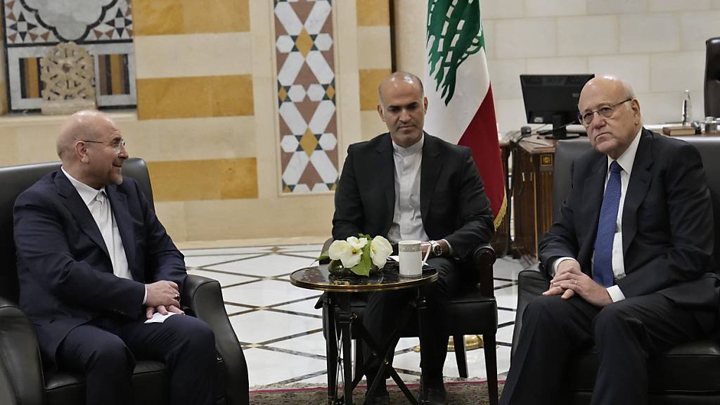 ARCHIV - Der libanesische Übergangs-Premierminister Najib Mikati trifft sich mit dem iranischen Parlamentssprecher Mohammad Bagher Qalibaf in Beirut. Foto: Hussein Malla/AP/dpa