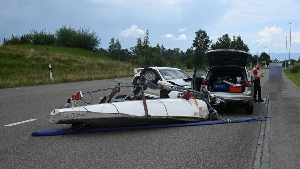 Missglücktes Wendemanöver mit Segelboot auf Strasse in Mörschwil SG